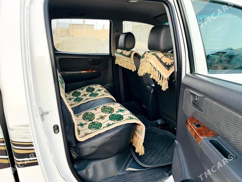 Toyota Hilux 2013 - 370 000 TMT - Гызыларбат - img 4