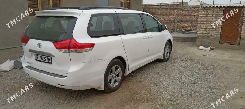 Toyota Sienna 2010 - 300 000 TMT - Берекет - img 1