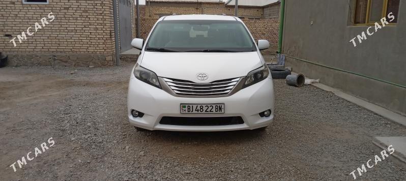 Toyota Sienna 2010 - 300 000 TMT - Берекет - img 2