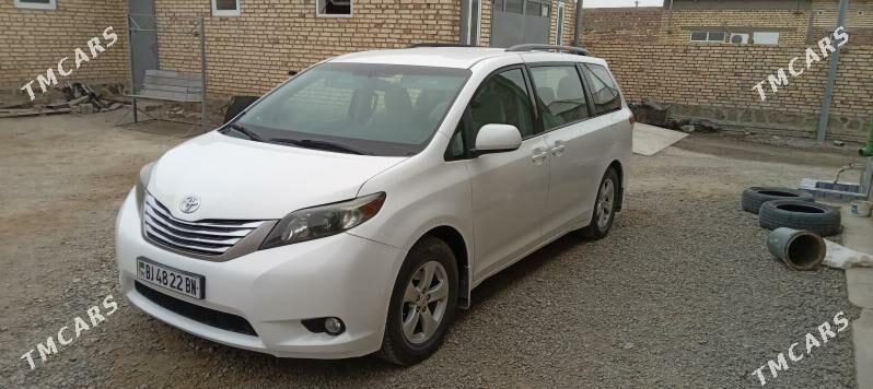 Toyota Sienna 2010 - 300 000 TMT - Берекет - img 4