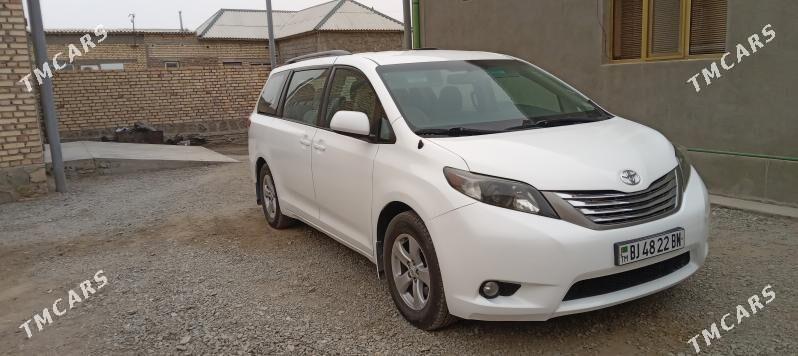 Toyota Sienna 2010 - 300 000 TMT - Берекет - img 3
