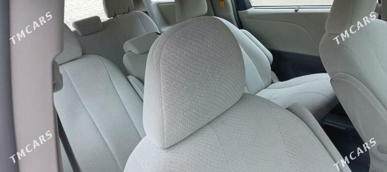 Toyota Sienna 2010 - 300 000 TMT - Берекет - img 6