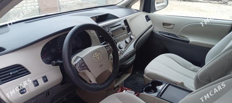 Toyota Sienna 2010 - 300 000 TMT - Берекет - img 7