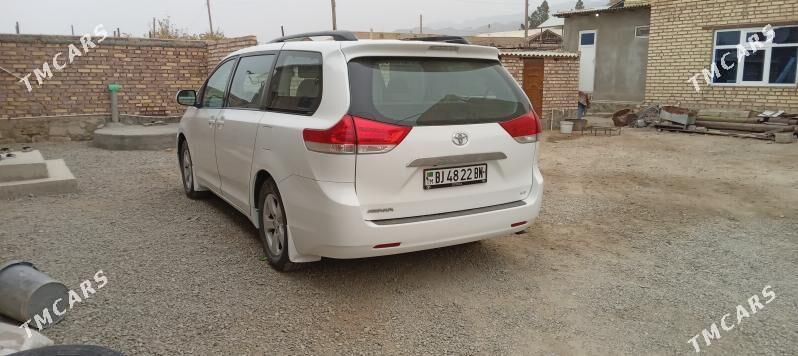 Toyota Sienna 2010 - 300 000 TMT - Берекет - img 5