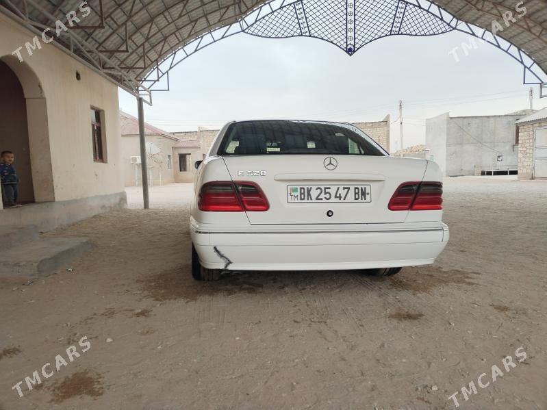 Mercedes-Benz E320 2000 - 90 000 TMT - Гумдаг - img 4