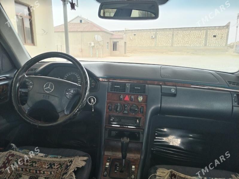 Mercedes-Benz E320 2000 - 90 000 TMT - Гумдаг - img 7