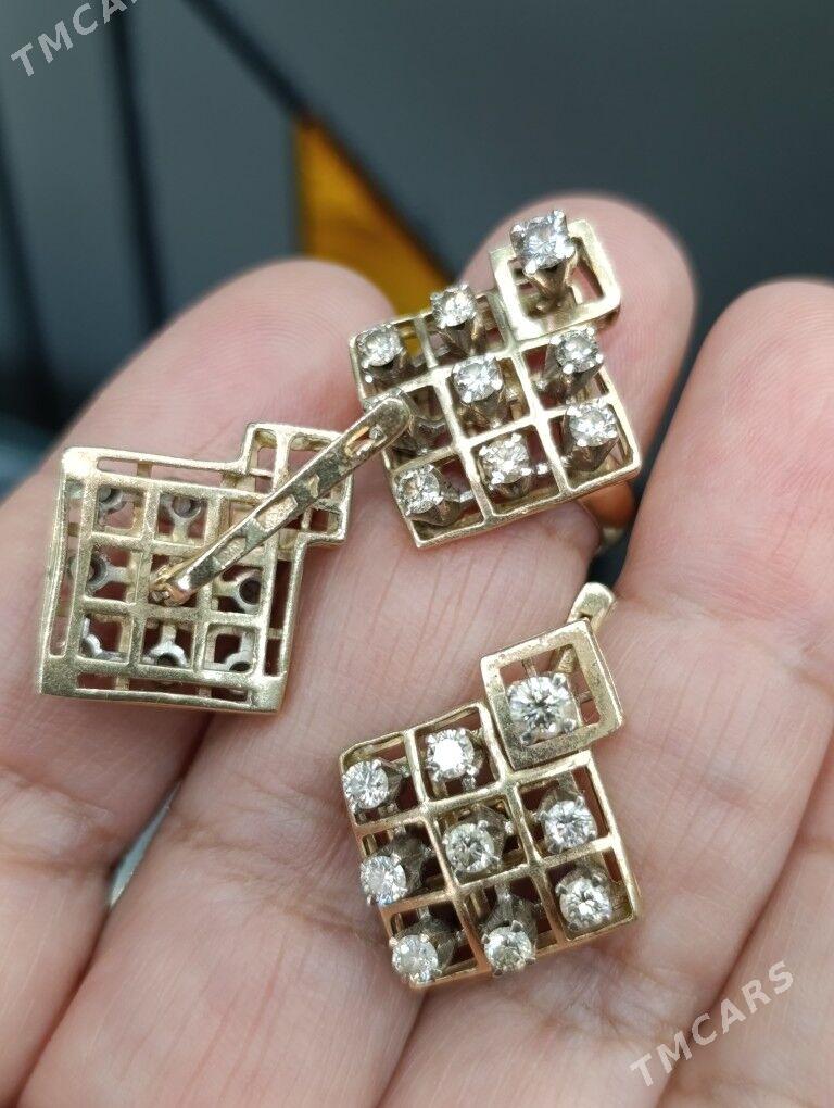 Gyzyl yerewan komplekt - Sowetskiý köç. (Garaşsyzlyk şaýoly) - img 4