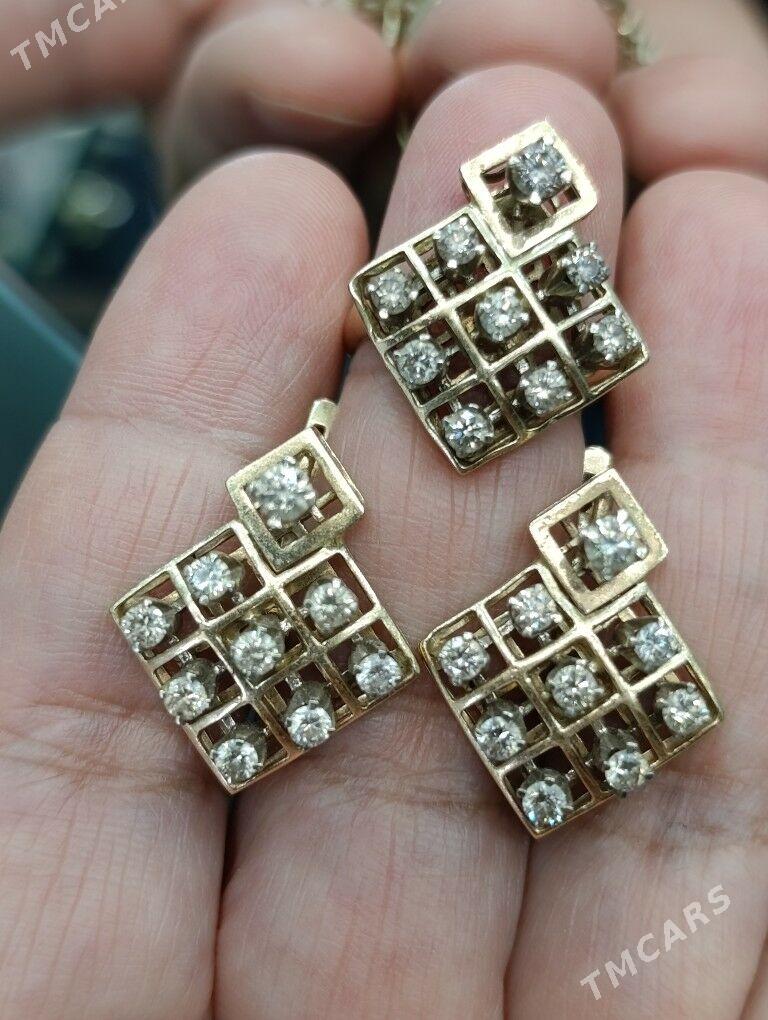 Gyzyl yerewan komplekt - Sowetskiý köç. (Garaşsyzlyk şaýoly) - img 2