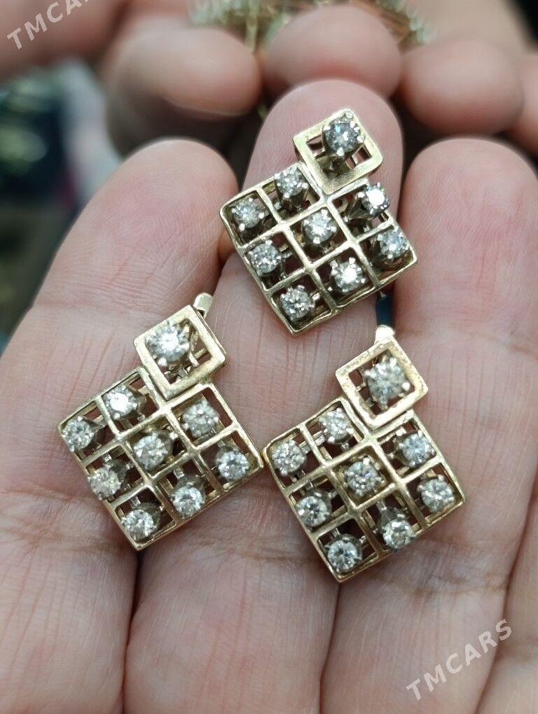 Gyzyl yerewan komplekt - Sowetskiý köç. (Garaşsyzlyk şaýoly) - img 3