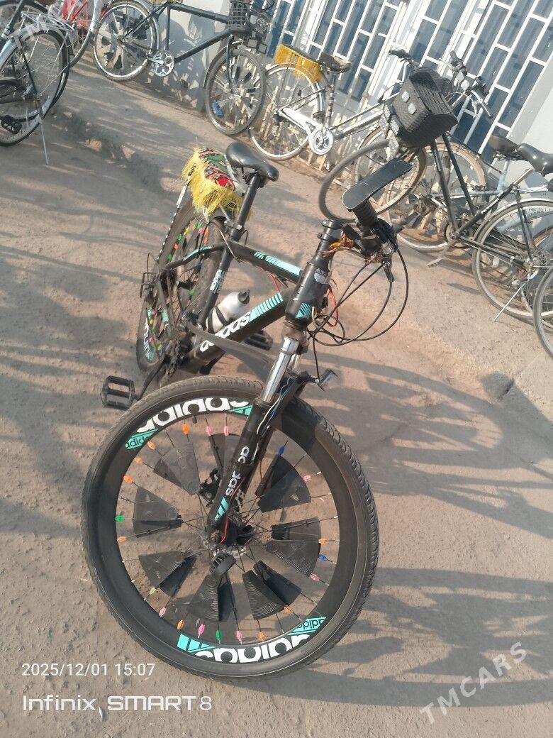 tigir adidas - Гурбансолтан Едже - img 2