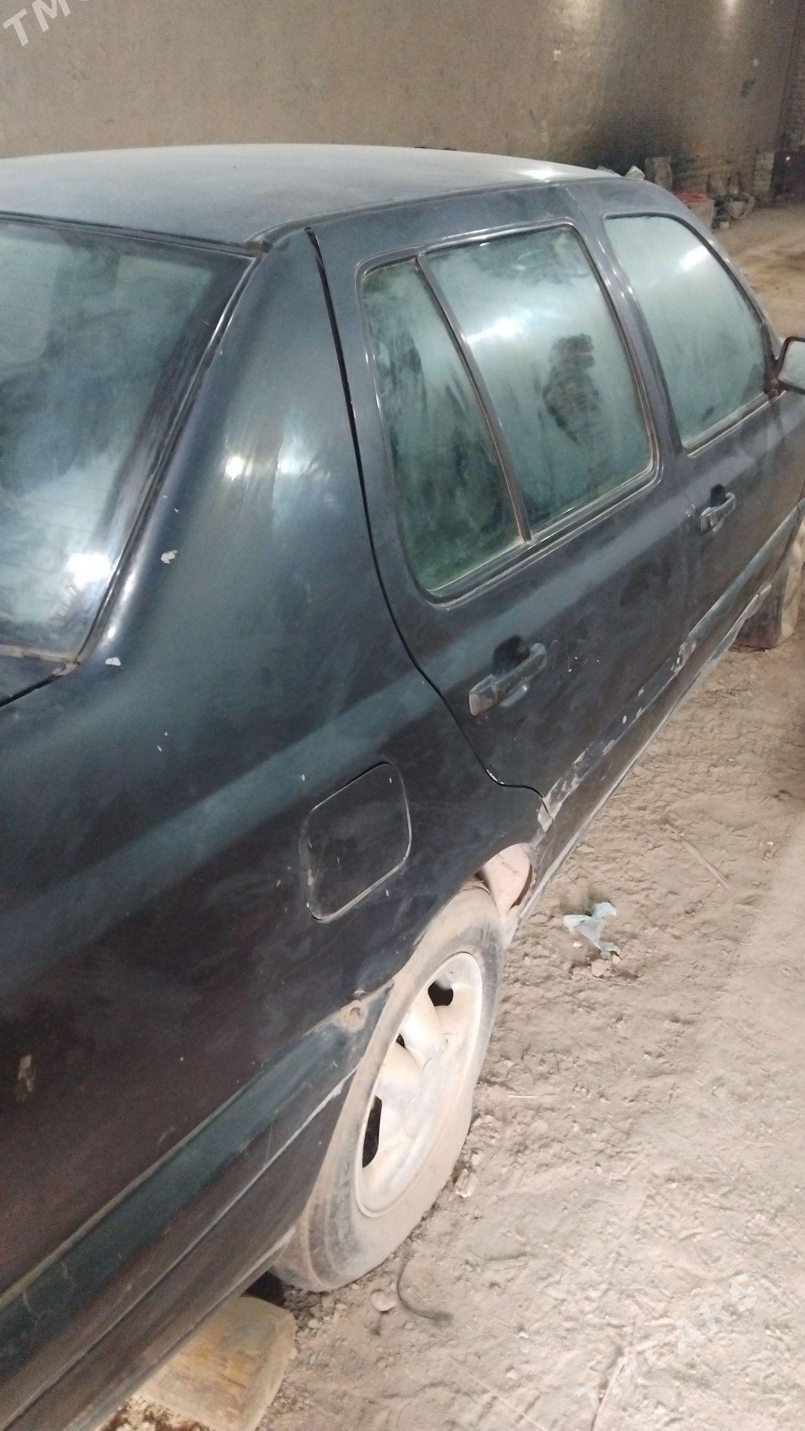 Volkswagen Amarok 1992 - 16 000 TMT - Гурбансолтан Едже - img 3