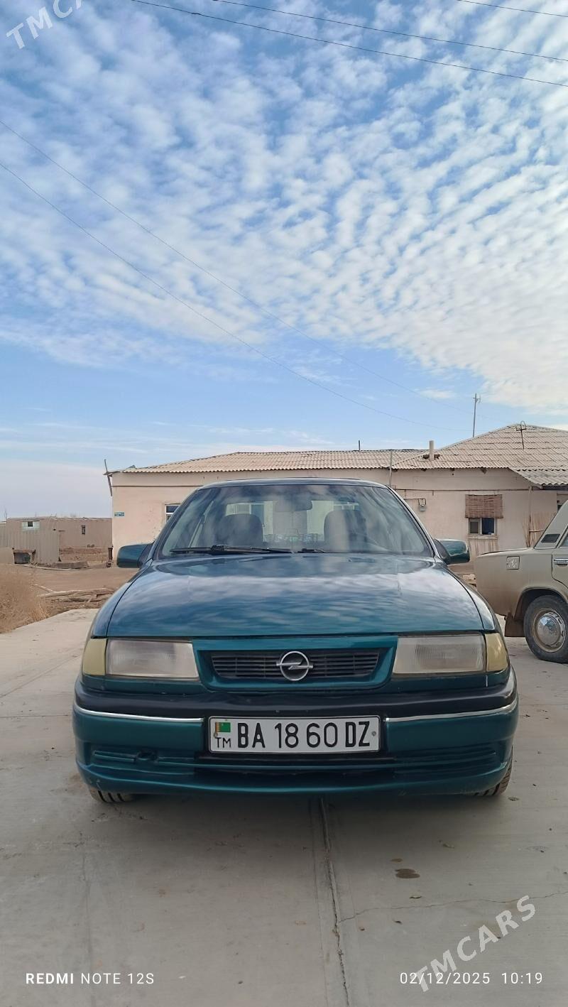 Opel Vectra 1995 - 45 000 TMT - Гурбансолтан Едже - img 4