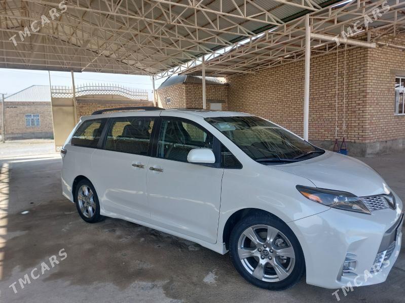Toyota Sienna 2019 - 455 000 TMT - Бахарден - img 1