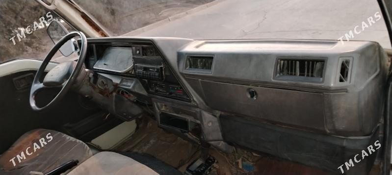 Nissan Urvan 1998 - 40 000 TMT - Балканабат - img 6