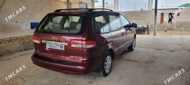 Toyota Sienna 2001 - 137 000 TMT - Мары - img 2