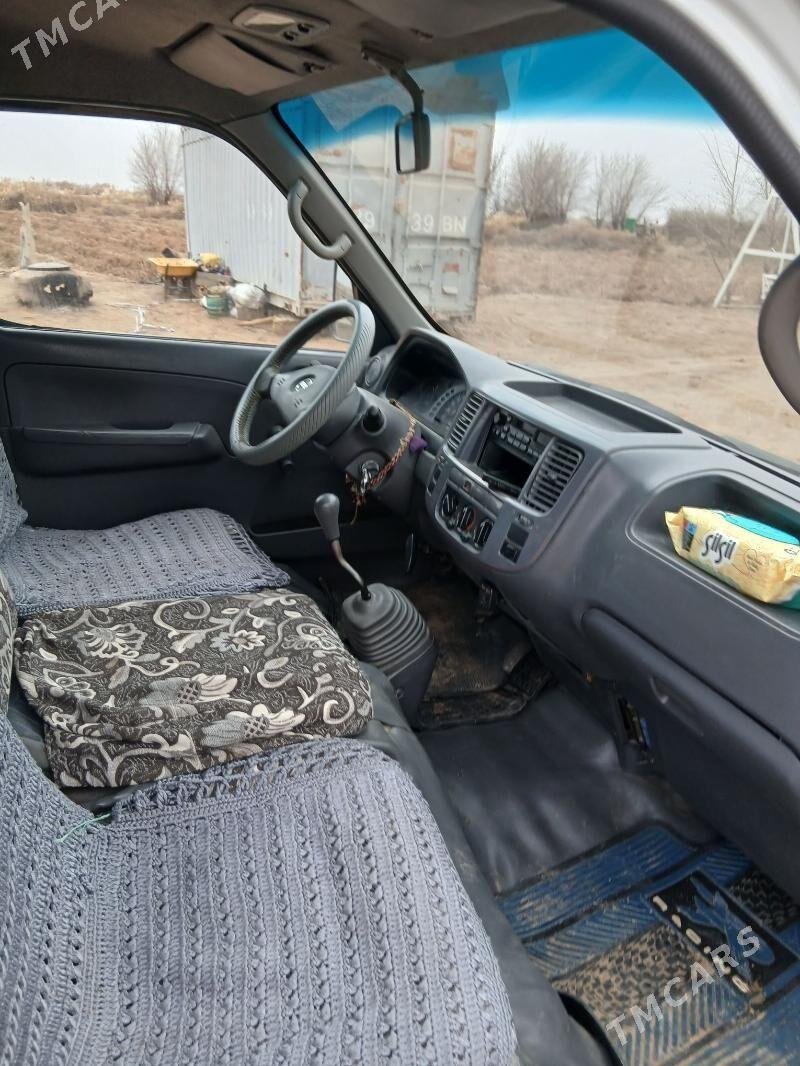 Nissan Urvan 2004 - 140 000 TMT - Türkmenbaşy etr. - img 5