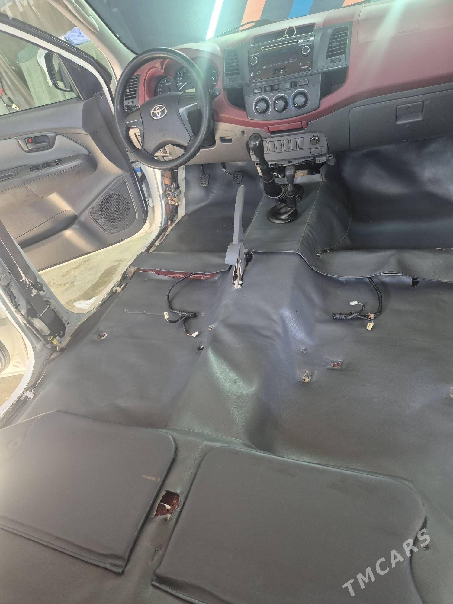 Toyota Hilux 2013 - 350 000 TMT - 11 мкр - img 3