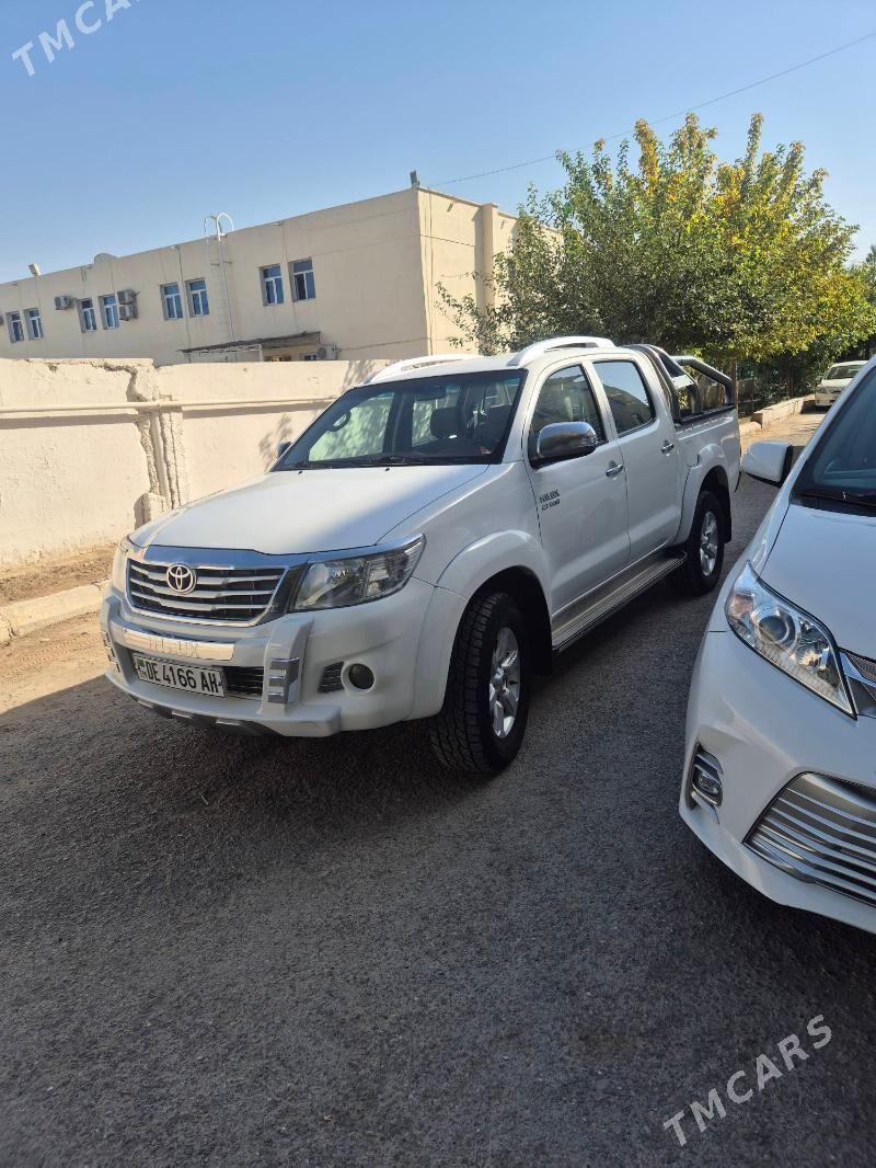 Toyota Hilux 2013 - 350 000 TMT - 11 мкр - img 5