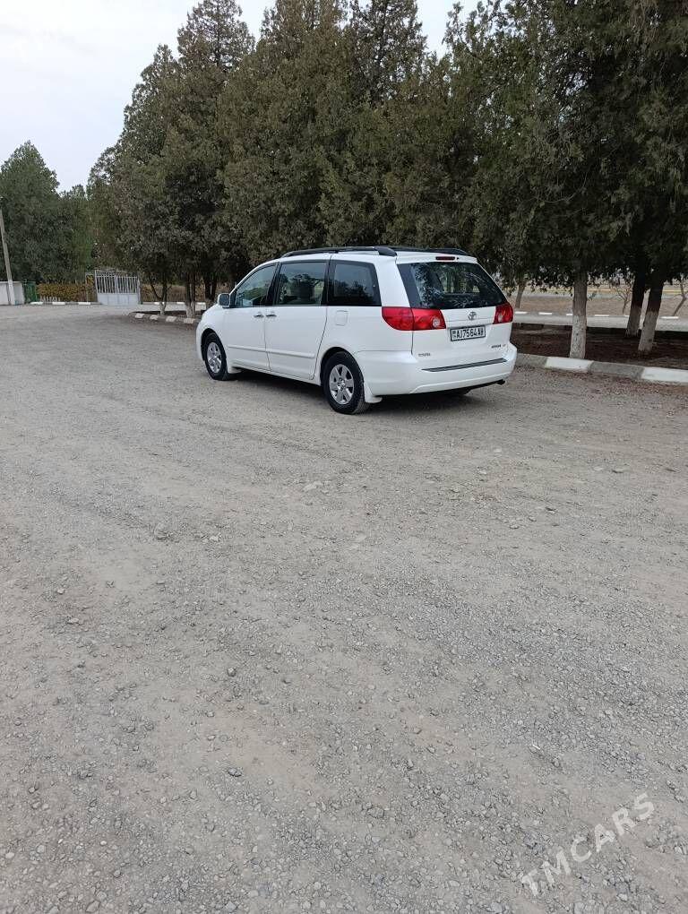 Toyota Sienna 2006 - 260 000 TMT - Теджен - img 1
