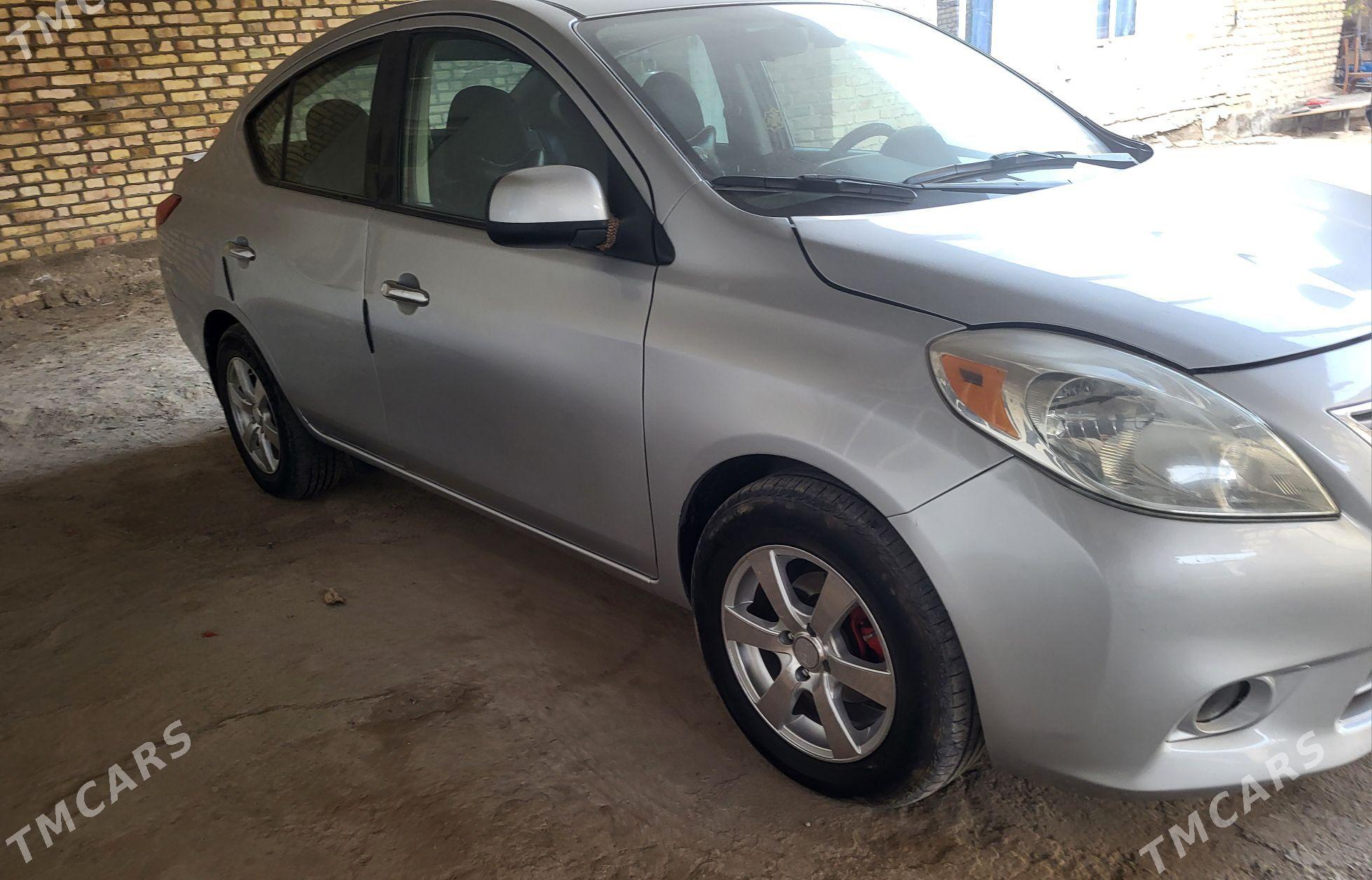 Nissan Versa 2013 - 127 000 TMT - Байрамали - img 3