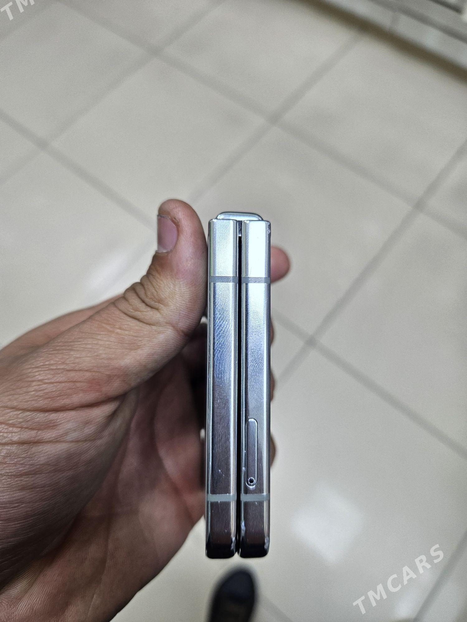 Z Flip 5  8/256 - Мир 8 - img 6