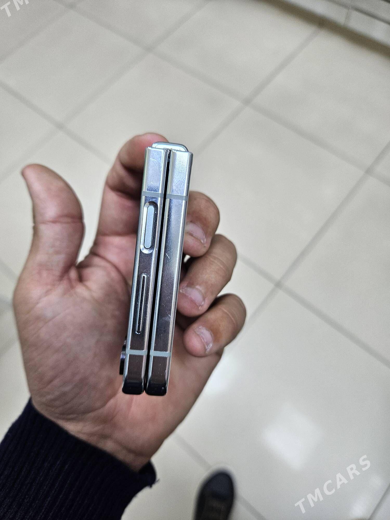 Z Flip 5  8/256 - Мир 8 - img 3