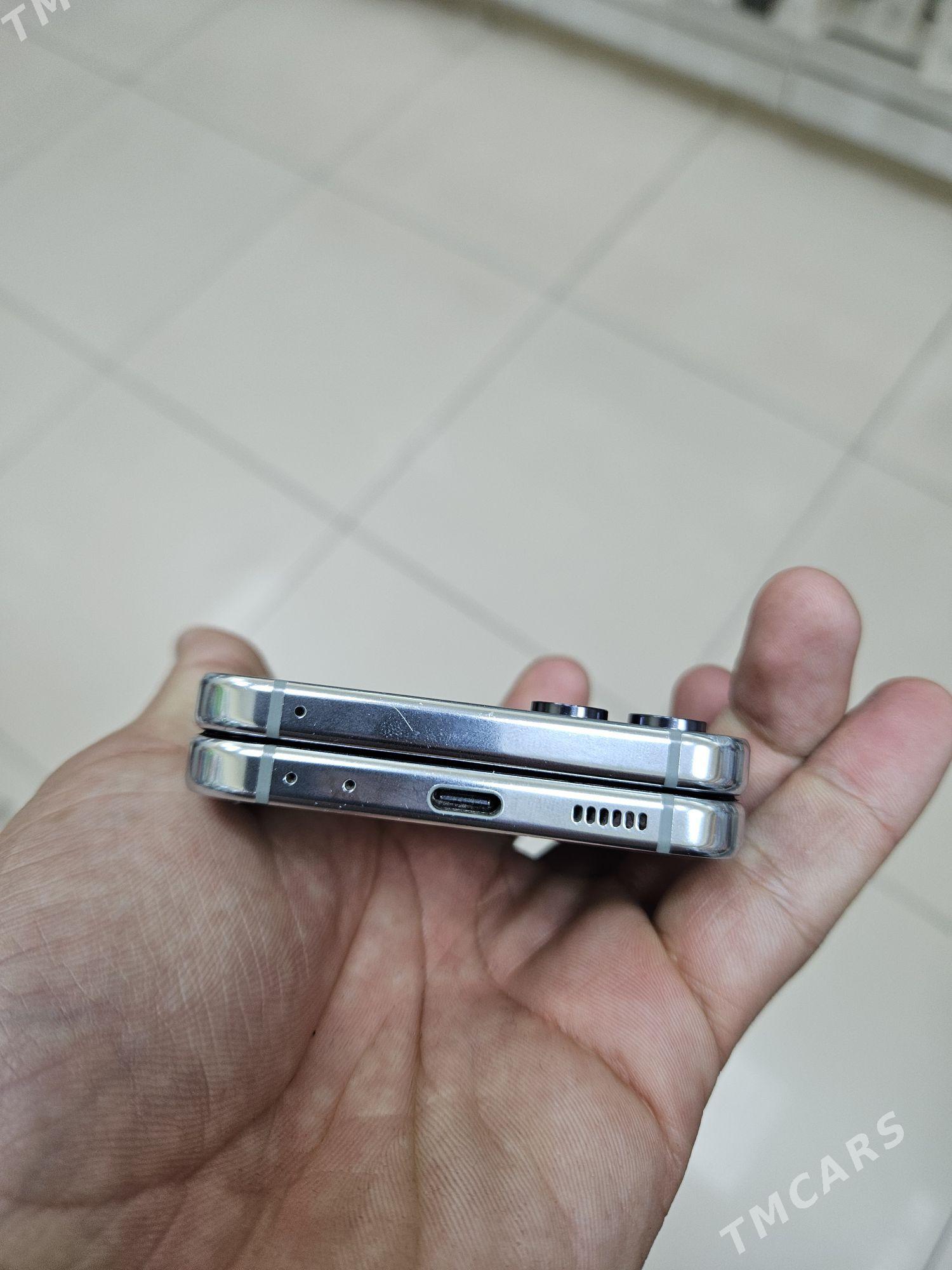 Z Flip 5  8/256 - Мир 8 - img 5