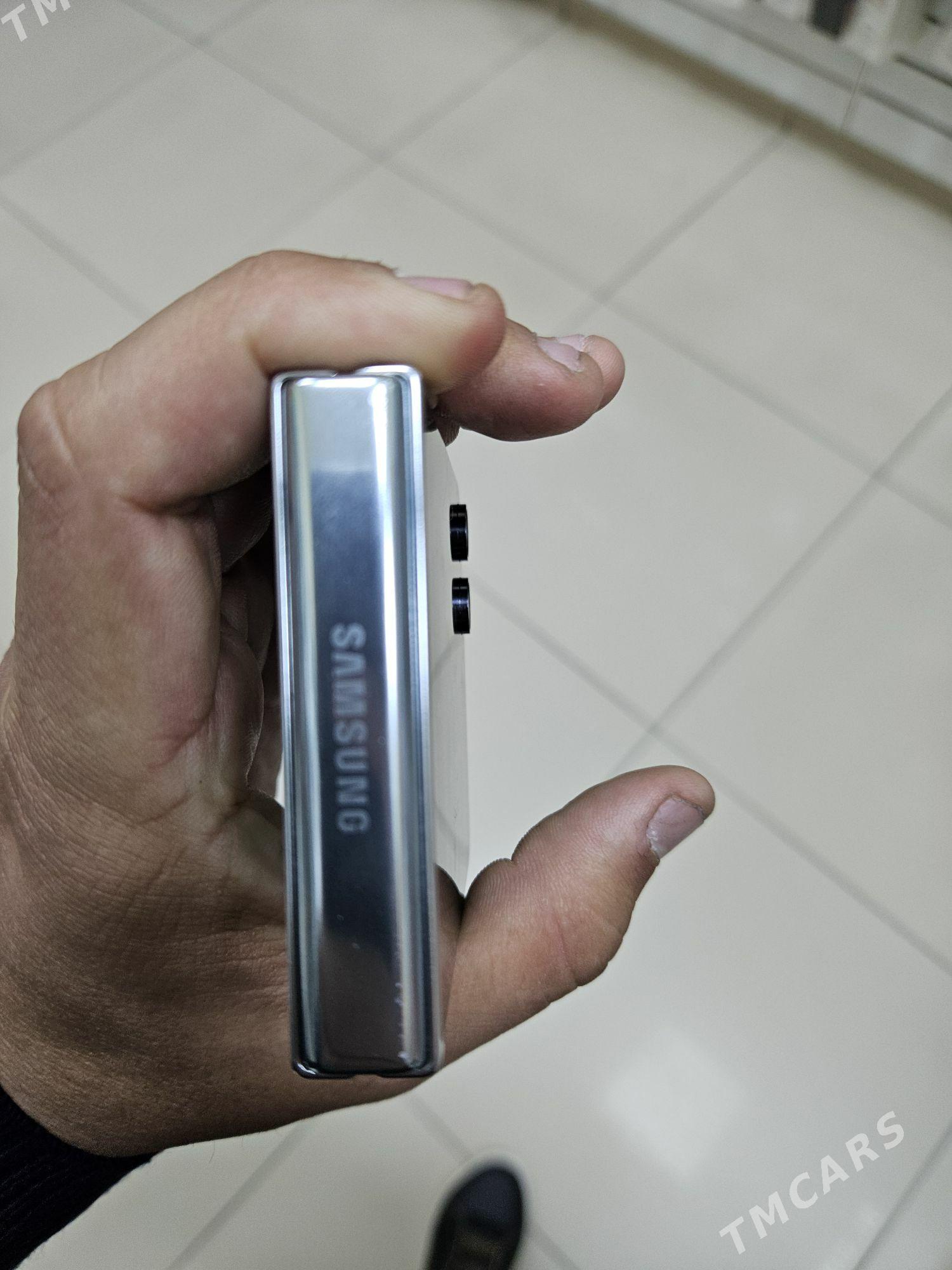 Z Flip 5  8/256 - Мир 8 - img 4