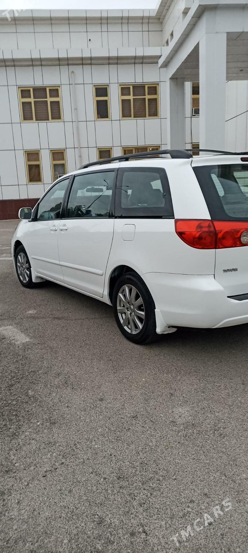 Toyota Sienna 2009 - 260 000 TMT - Бузмеин - img 5