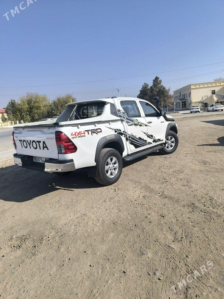Toyota Hilux 2019 - 560 000 TMT - Мары - img 3