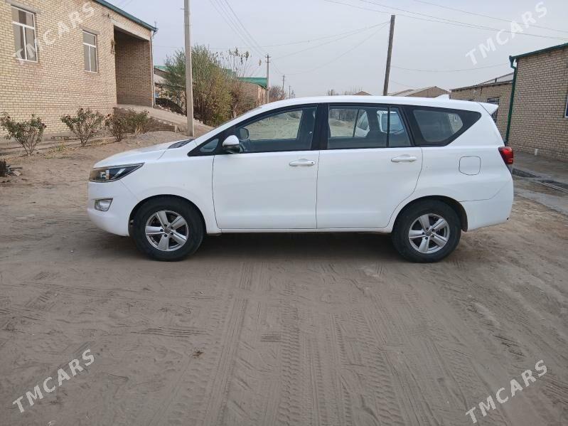 Toyota Innova 2020 - 300 000 TMT - Халач - img 6