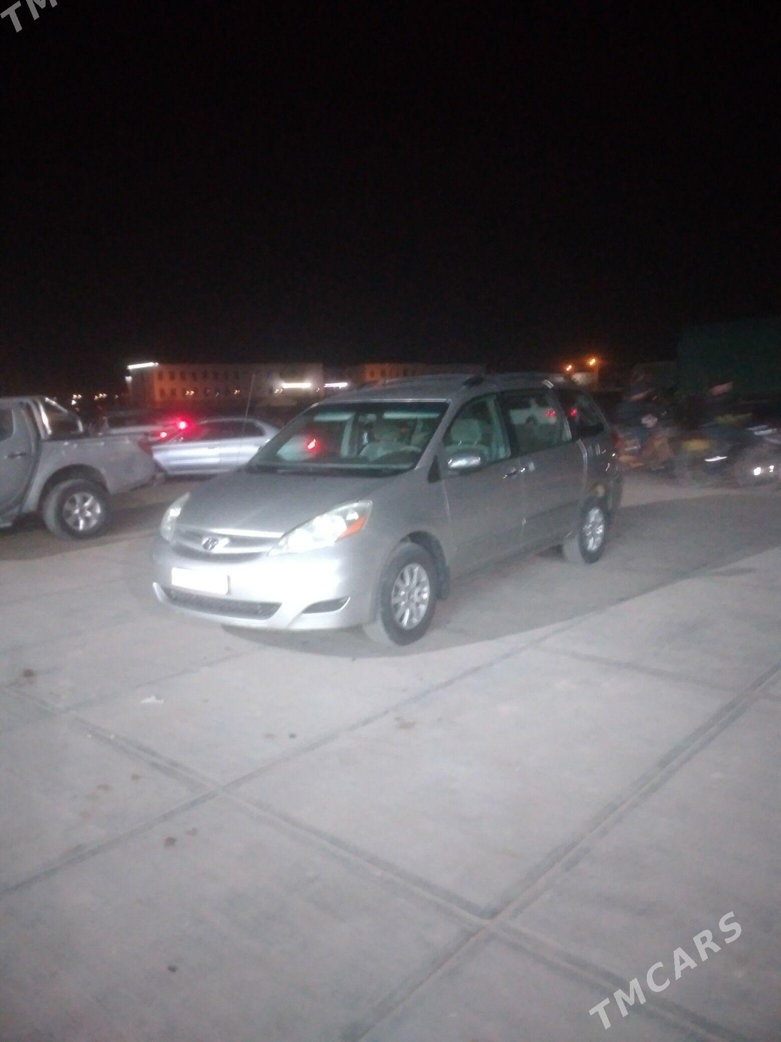 Toyota Sienna 2006 - 240 000 TMT - Гурбансолтан Едже - img 1