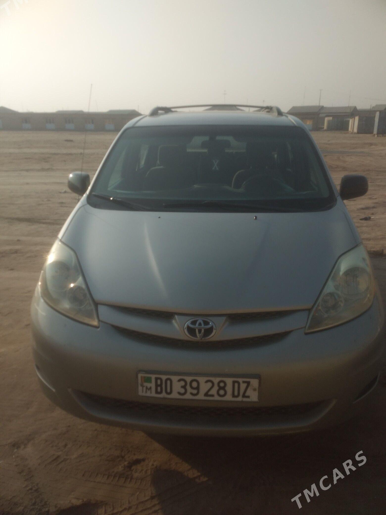 Toyota Sienna 2006 - 240 000 TMT - Гурбансолтан Едже - img 4