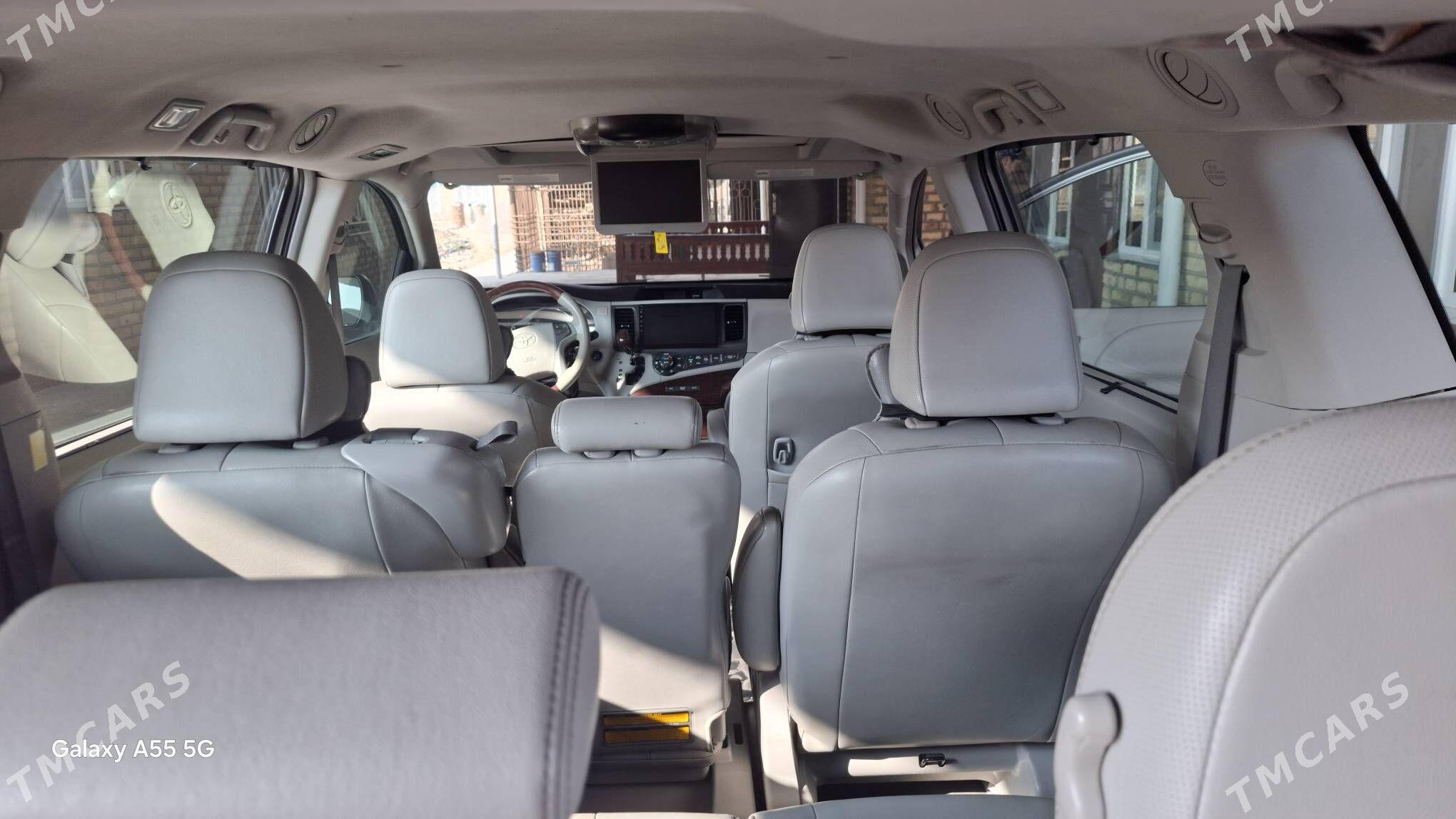 Toyota Sienna 2010 - 335 000 TMT - Мары - img 3