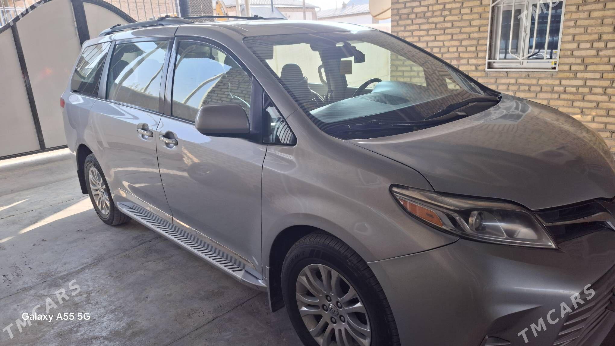 Toyota Sienna 2010 - 335 000 TMT - Мары - img 4