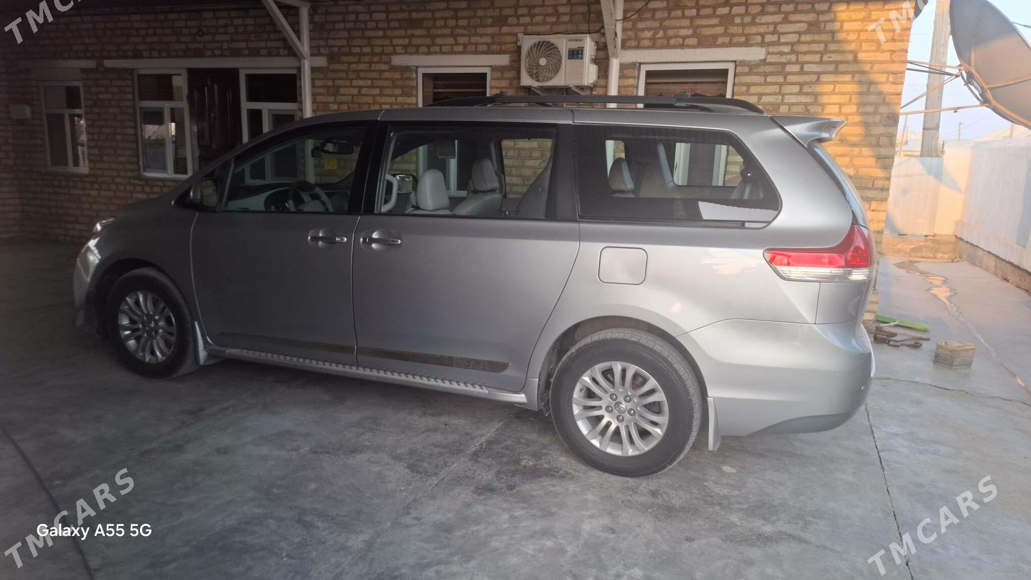 Toyota Sienna 2010 - 335 000 TMT - Мары - img 2