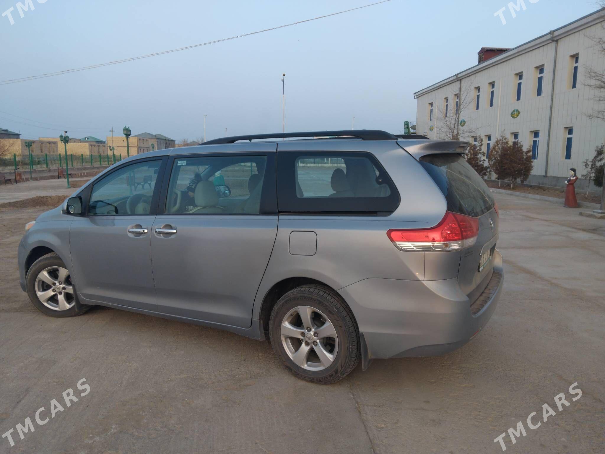 Toyota Sienna 2011 - 300 000 TMT - Гурбансолтан Едже - img 4