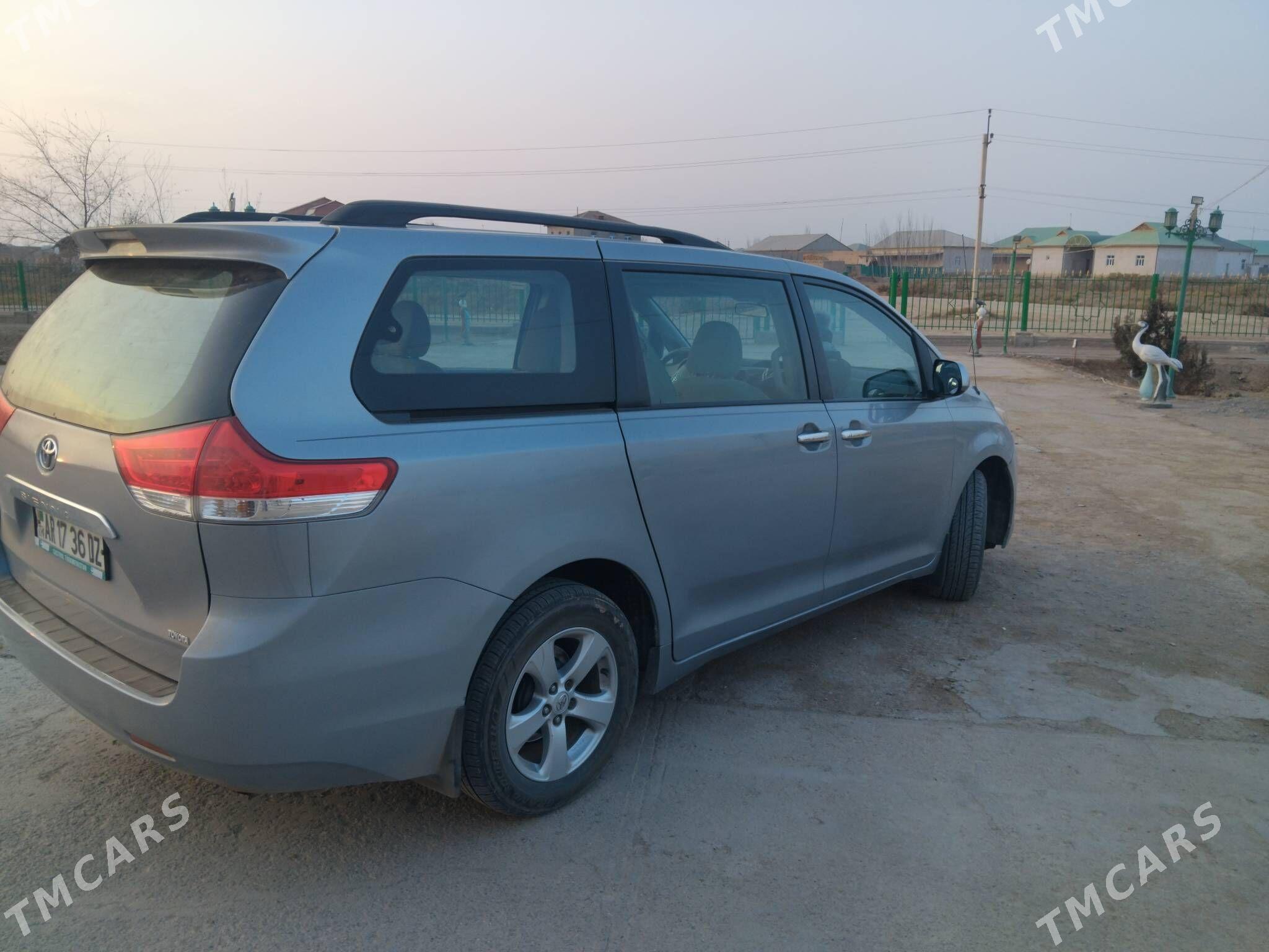 Toyota Sienna 2011 - 300 000 TMT - Гурбансолтан Едже - img 6