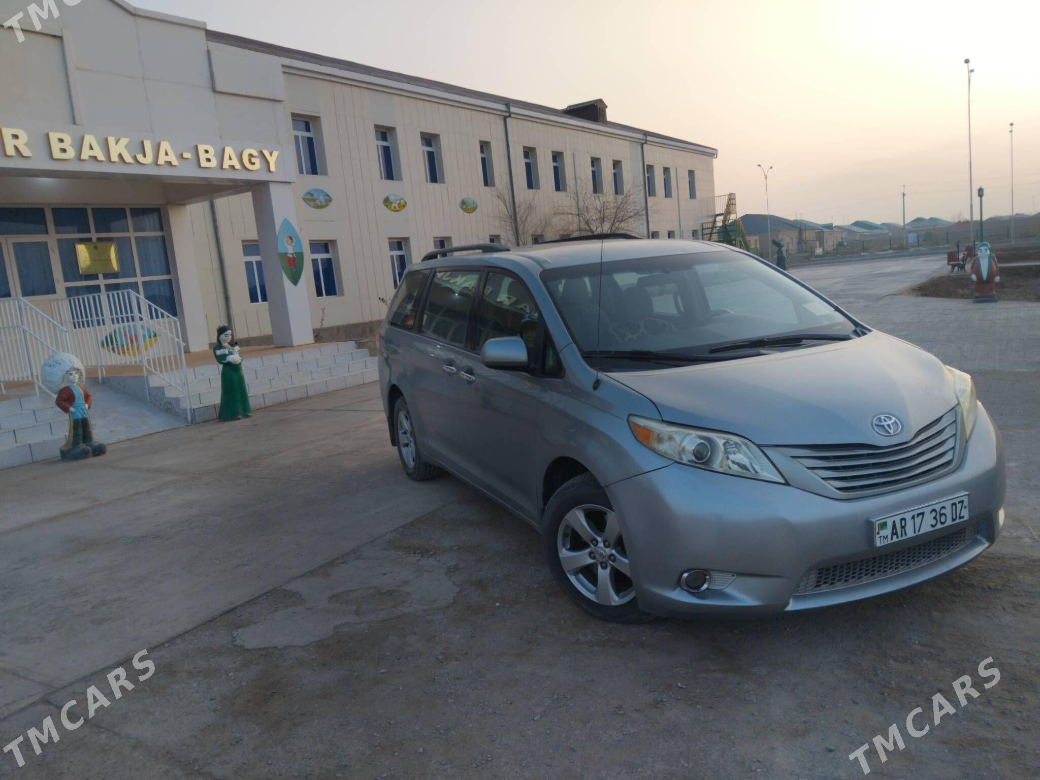 Toyota Sienna 2011 - 300 000 TMT - Гурбансолтан Едже - img 2