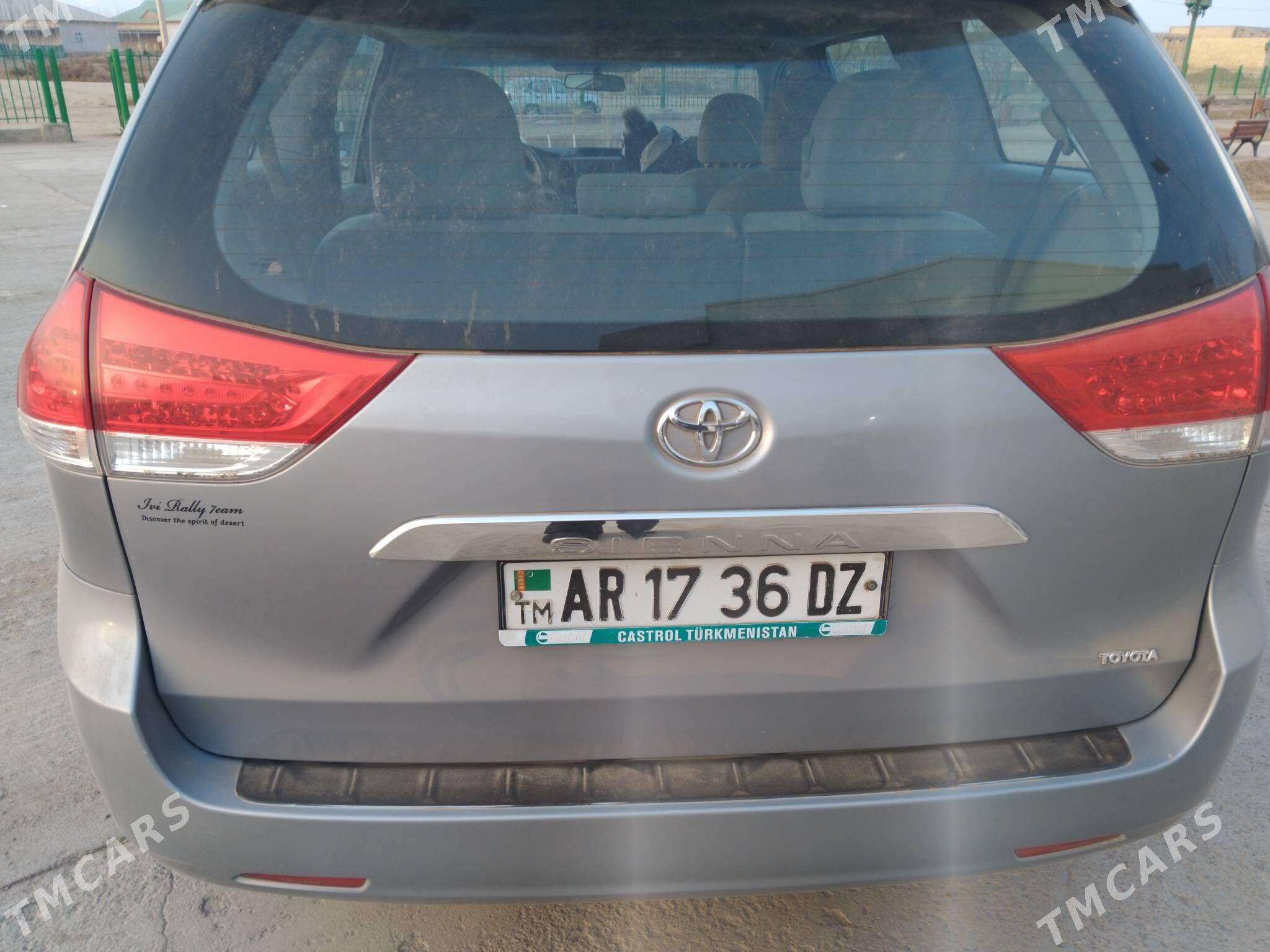 Toyota Sienna 2011 - 300 000 TMT - Гурбансолтан Едже - img 5