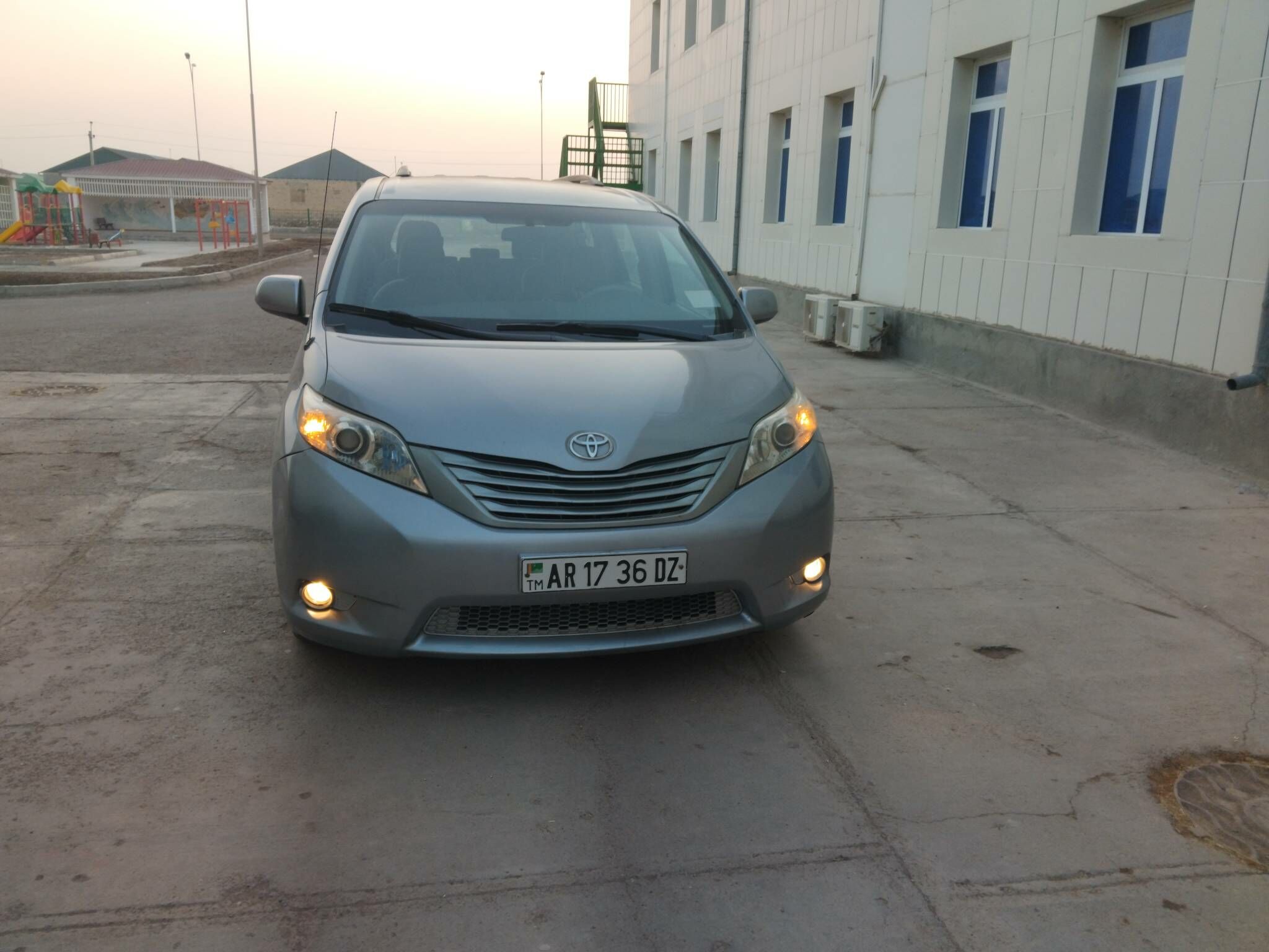 Toyota Sienna 2011 - 300 000 TMT - Гурбансолтан Едже - img 7