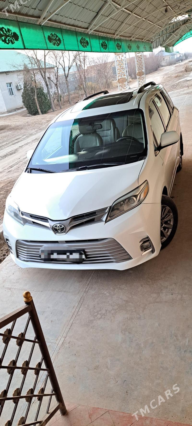 Toyota Sienna 2018 - 460 000 TMT - Дашогуз - img 4