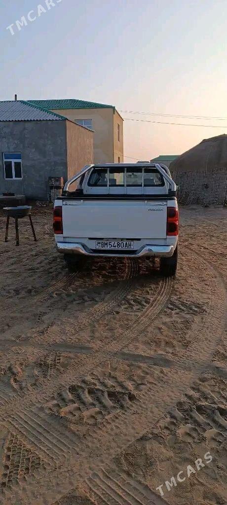 Toyota Hilux 2006 - 210 000 TMT - Ak bugdaý etraby - img 4