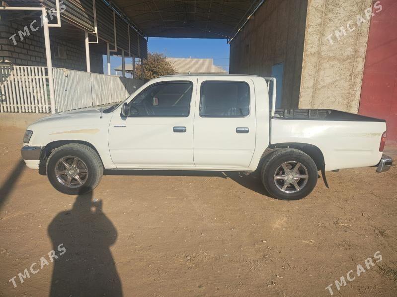 Toyota Hilux 2002 - 120 000 TMT - Эсенгулы - img 2