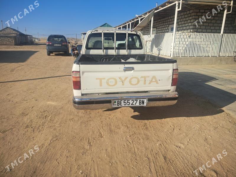 Toyota Hilux 2002 - 120 000 TMT - Эсенгулы - img 3