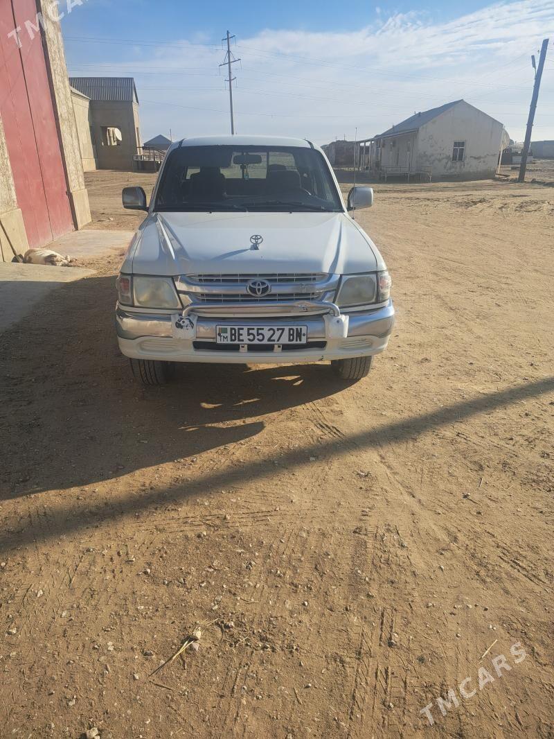 Toyota Hilux 2002 - 120 000 TMT - Эсенгулы - img 1