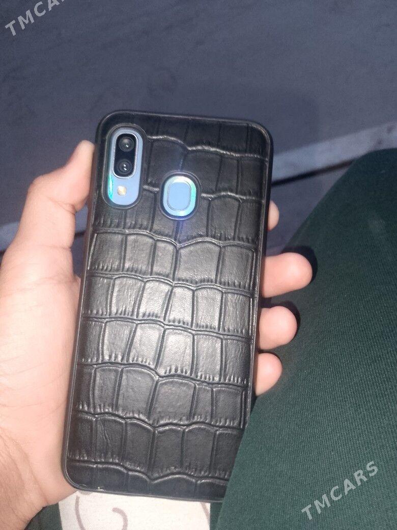 Samsung Galaxy A40 - Mary - img 1