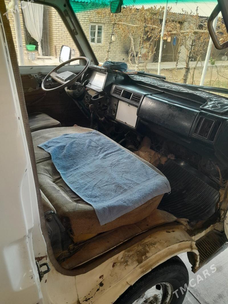 Toyota Hiace 1986 - 27 000 TMT - Мары - img 1