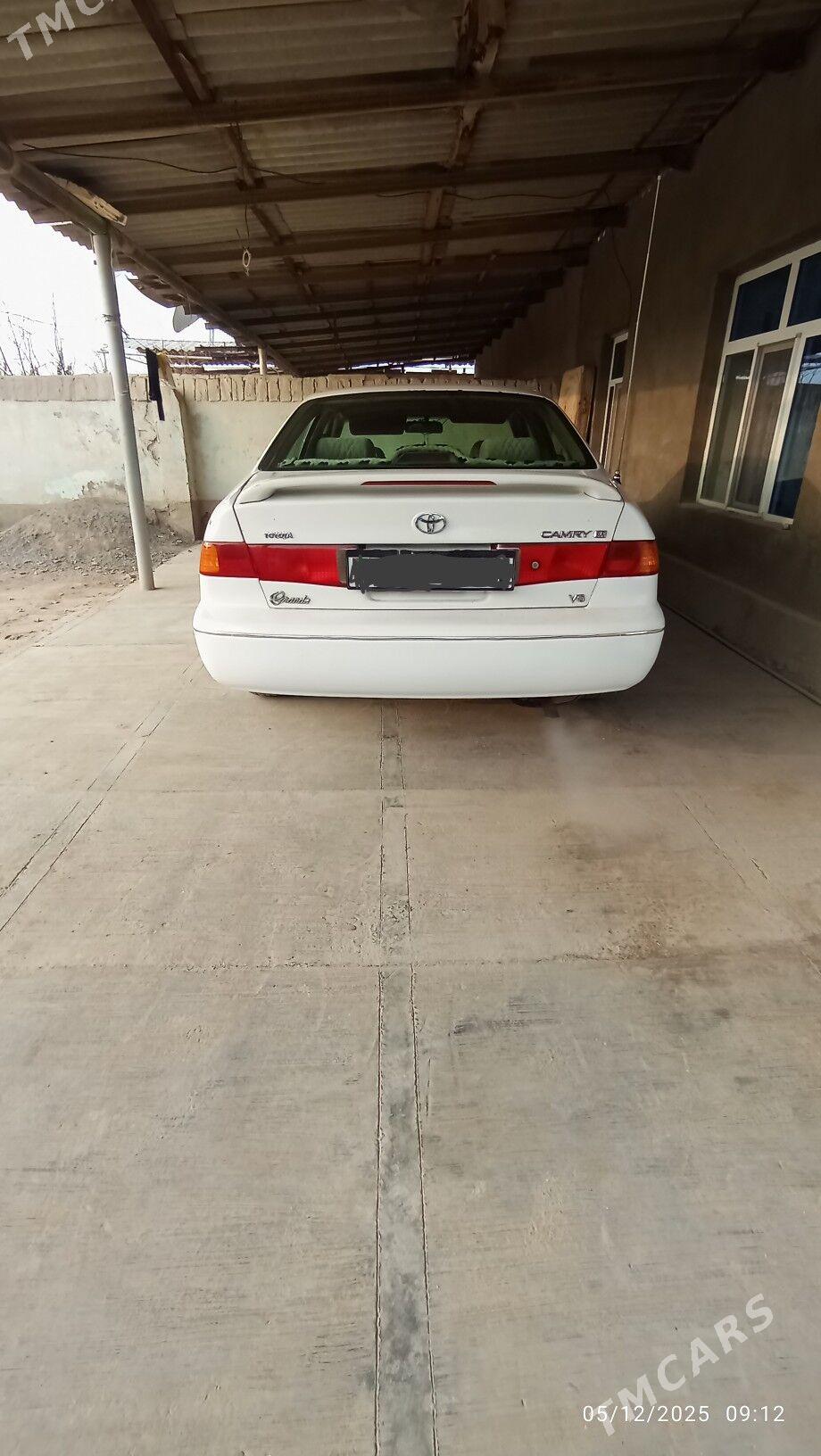 Toyota Camry 1998 - 112 000 TMT - Теджен - img 1