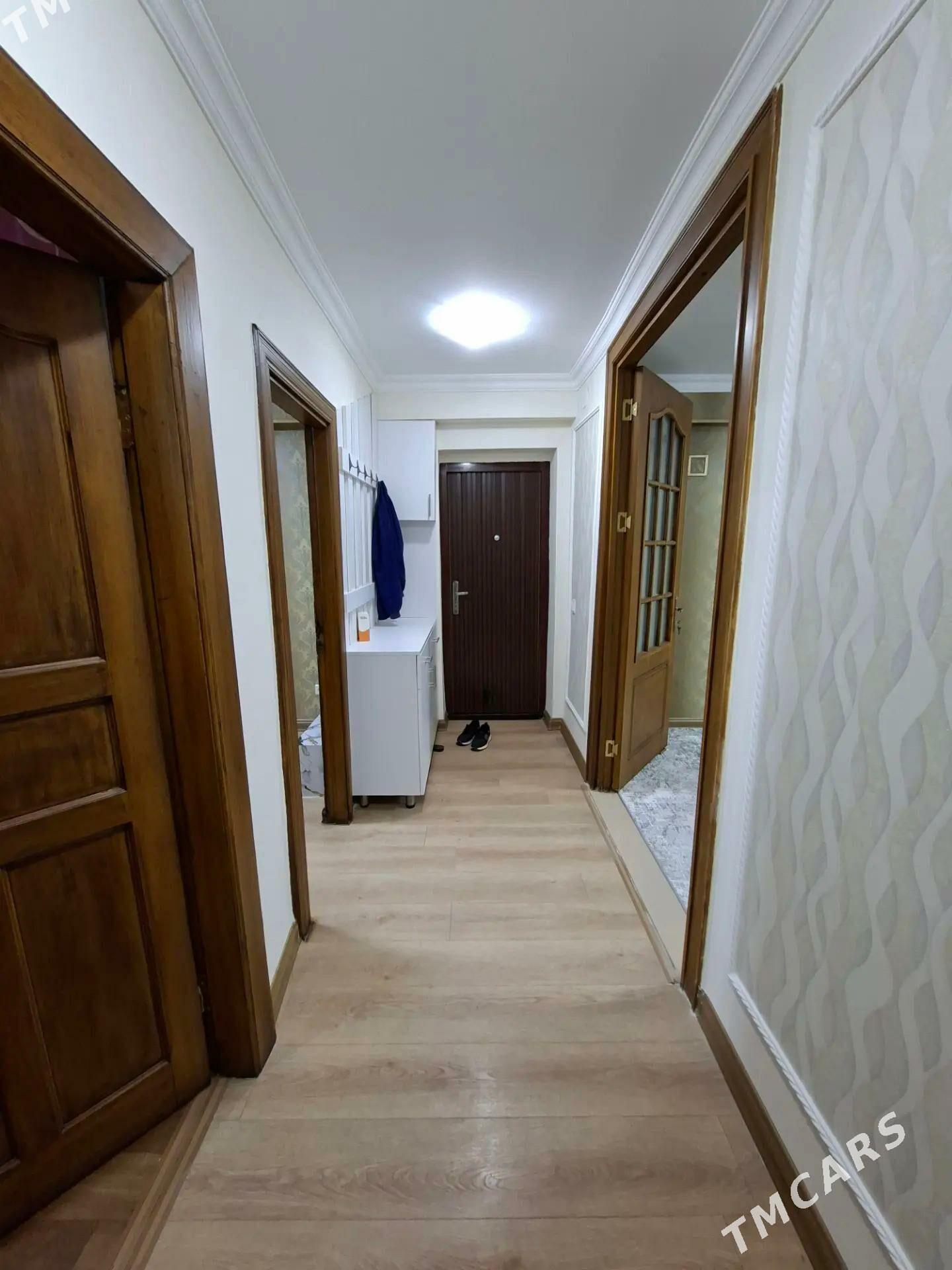 1 mkr 4/4 3 komnat - 1 мкр - img 1